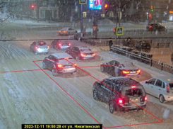 Нерасчищенная дорога сыграла с автомобилистом злую шутку в центре Воронежа 