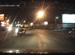 В Воронеже ночью автомобиль «Лада Приора» протаранил дорожное ограждение (ВИДЕО)