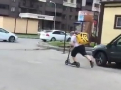 Комичного толстячка из «Яндекс.Еды» на самокате сняли в Воронеже 