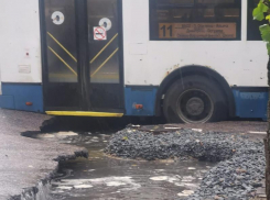 Под троллейбусом в Воронеже разверзлась дорога 