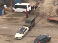 Дикую разборку в стиле 90-х сняли в воронежском микрорайоне