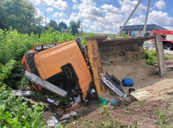 Последствия смертельной аварии с грузовиком показали на фото в Воронежской области