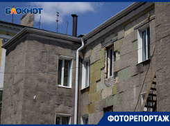 Отвалившийся фасад, разрисованные рамы: как сейчас выглядит воронежский дом, в котором гостила Ахматова