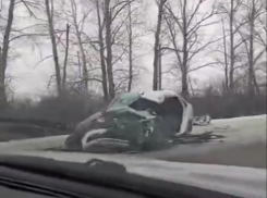 Кадры с места смертельной аварии 31 декабря показали под Воронежем 