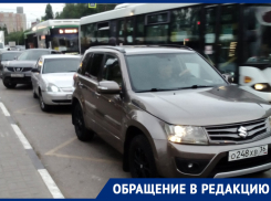 Широкая парковка легковушек толкает автобусы на нарушение правил в Воронеже