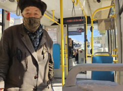 Знаменитую бабушку-регулировщицу застали за новым занятием в Воронеже