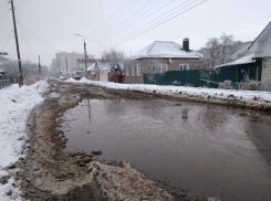 В озеро с черным снегом превратилась улица в Воронеже 