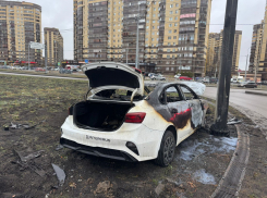 Водитель бросил пассажирку в горящей машине в Воронеже