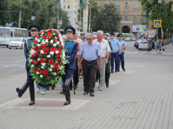 В юбилей генерала Черняховского к его памятнику в Воронеже возложили цветы