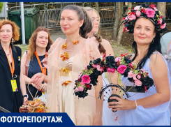 Десятки женщин публично показали свои свадебные наряды: как завершился фестиваль «Город-Сад» в Воронеже 