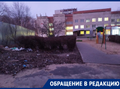 Мусорное бедствие заполонило двор воронежской детской поликлиники
