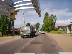 Бетонная плита чуть не раздавила машину в Воронежской области – опубликовано видео