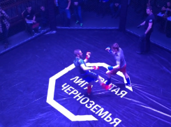 Смесь крови и жестких ударов показали бойцы на соревнованиях по ММА в Воронеже