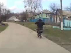 Полицейская погоня за пьяным самокатчиком попала на видео в Воронежской области 