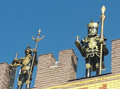 Воронежский «Камелот» с бойницами и рыцарями украсил улицу Краснознаменную