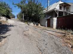 Переулок с удручающей дорогой показали на фото в Воронеже 