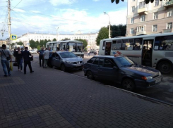 Два полковника полиции не помогли воронежцу согнать таксистов с остановки