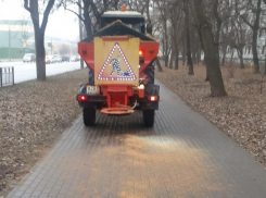 Тротуары и дороги начали обрабатывать пескосмесью и бесцветным реагентом в Воронеже 