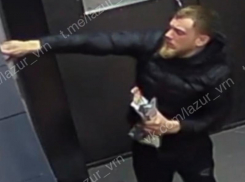 Сломал ящики и напал на соседа: невероятные приключения воронежца попали на видео