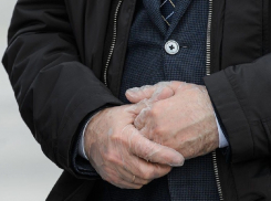 Руки Гусева в целлофане назвали «фото дня» в областном правительстве