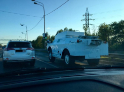 Суровый бронированный агрегат заметили на воронежской окружной