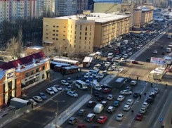 Оживленную улицу перекрыли средь бела дня в Воронеже – возникла колоссальная пробка 