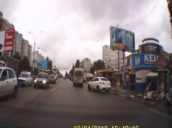 Водитель Мазды, сбившая четырех человек на остановке, не признает свою вину