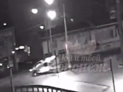 Опубликован момент столкновения со столбом в Воронеже – машина загорелась