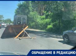 Опасная помеха на дороге в Воронеже толкает водителей через двойную сплошную