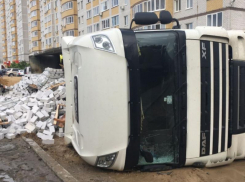 Фура провалилась в яму во время движения в Воронеже 