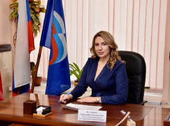 Шикарным декольте похвасталась воронежский депутат Кулешова перед избирателями