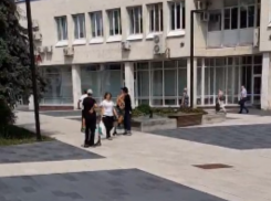 Подростковую разнузданность заметили под окнами воронежских депутатов