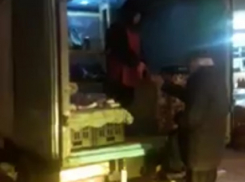 Воронежцы сняли на видео незаконную торговлю испорченной колбасой около супермаркета