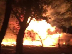 Горящий километр складов в Воронеже попал на видео