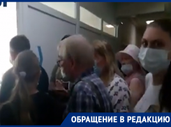 «Полный бардак»: гигантская очередь на прививку от COVID-19 образовалась в воронежской поликлинике 