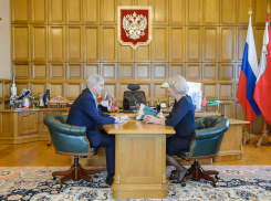 Золотая пенсионерка Муромцева получила награду из рук губернатора Гусева