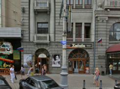 В Воронеже у входа в табачный магазин «Хабиби» висела запрещенная реклама