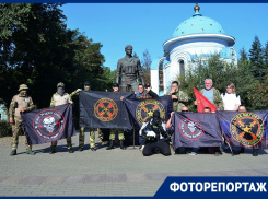 «Музыканты, которых знает весь мир»: с флагами «Вагнера» почтили память Пригожина в Воронеже