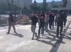 Облаву на нелегальных мигрантов вновь устроили полицейские на стадионе «Факел» в Воронеже 