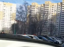 «Чуть не сбила ребенка»: один из воронежских дворов покрылся льдом на 100%