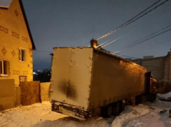 Дальнобойщик попал в беду в центре Воронежа 