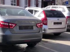 Массовое самоспасение от штрафов за парковку показали на видео в Воронеже