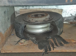 Воронежские полицейские помогли дальнобойщику, у которого взорвалось колесо