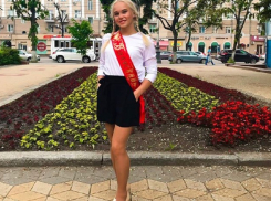 Иностранцы атаковали Ангелину Мельникову после снимка в школьной форме