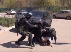 Опубликовано видео сурового задержания подозреваемого спецназом в Воронеже