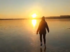 Атмосферное катание в лучах закатного солнца сняли на замерзшем водохранилище в Воронеже