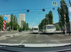 Полное презрение водителя к ПДД попало на видео в Воронеже