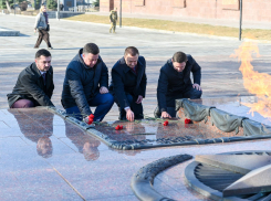 Делегации Содружества «Донбасс» возложили венки к Вечному огню и стеле погибшим детям на воронежской площади Победы