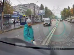 Старушка решила поиграть с судьбой на оживленной дороге в Воронеже 