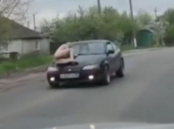 Абсолютно голого мужчину на капоте машины сняли в Воронежской области
